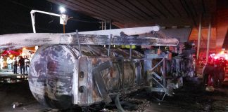 The burnt remains of the tanker in the México neighborhood of Aguascalientes.