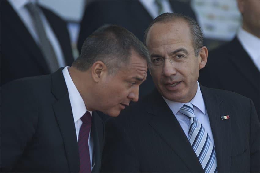 Garcá Luna speaks with then-president Felipe Calderón.