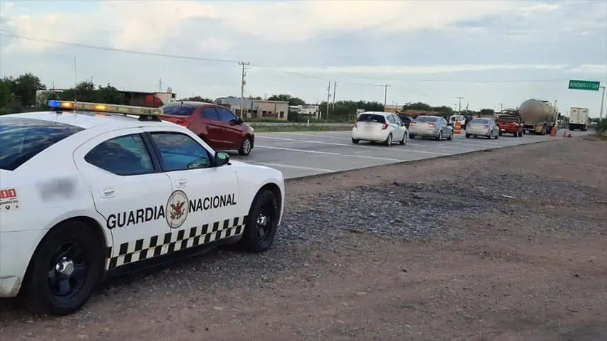 Los puntos de control de la Guardia Nacional en las carreteras cerca de la frontera son una herramienta que el gobierno federal utiliza para verificar los vehículos entrantes.