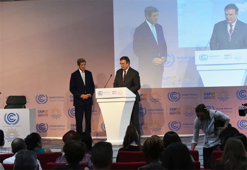 Foreign Minister Ebrard announces the clean energy agreement at a COP27 press conference on Sunday, alongside U.S. special climate envoy John Kerry.