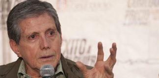 Héctor Bonilla speaks at an event in 2013.