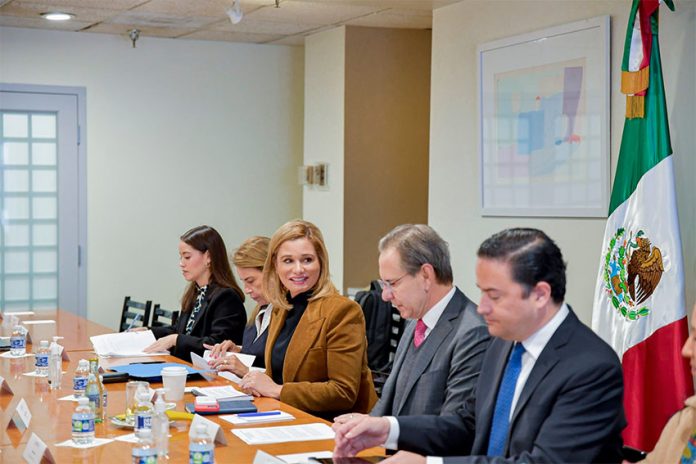 Chihuahua Governor Maru Campos Galván (center) in a Nov. 1 meeting with U.S. industry representatives.