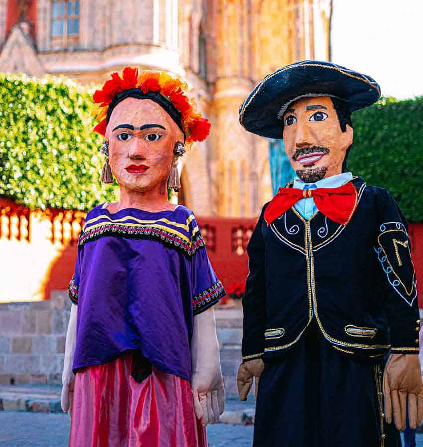 Mojigangas, paper mache larger than life figures in Mexico