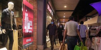 Shoppers in a Cuernavaca, Morelos, mall during the Buen Fin discount weekend in November.