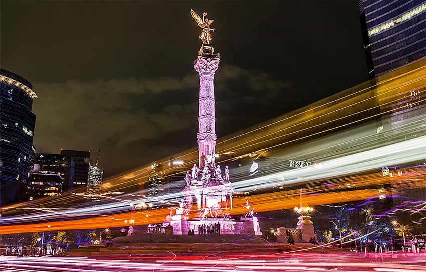 Una fotografía a intervalos de la estatua del Ángel de la Independencia de la Ciudad de México por la noche.