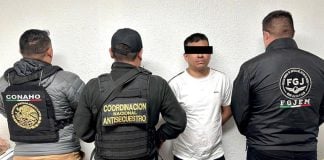 A member of Conaho appears in a press photo with officials bearing the insignia of the México state prosecutor’s office (FGJEM) and the National Anti-Kidnapping Coordination (Conase).