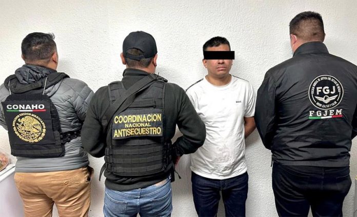 A member of Conaho appears in a press photo with officials bearing the insignia of the México state prosecutor’s office (FGJEM) and the National Anti-Kidnapping Coordination (Conase).