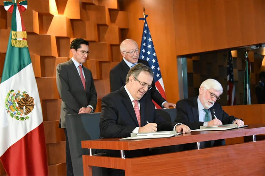 Foreign Affairs Secretary Ebrard and U.S. diplomat Chris Dodd sign the "Declaration of Friendship."