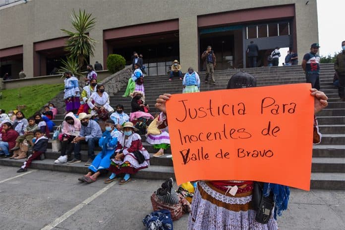Residents of San Simón de la Laguna, a small town in México state, protest the detention of six community members accused of murder, who have been awaiting trial in Valle de Bravo Penitentiary since 2018. Such dysfunction in the criminal justice system contributes to high rates of impunity.