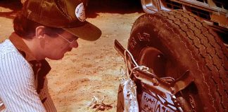 Saudi Arabia resident removing his plates by Saudi law at the Qatar border in 1983.
