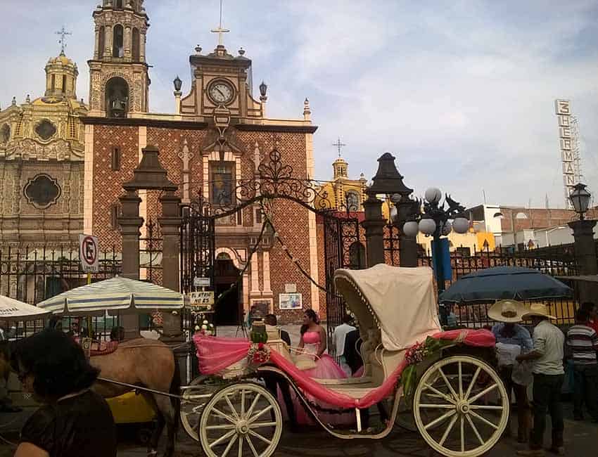 Quinceañera carriage arriving at parish church