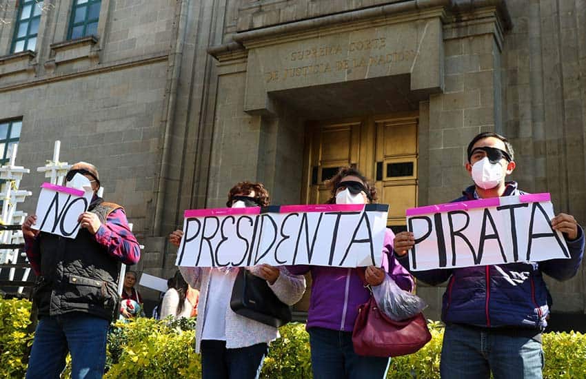 Protesters in front of the Mexican Supreme Court