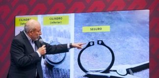 Mexico City Director Guillermo Calderon discussing an accident on the subway's Line 7