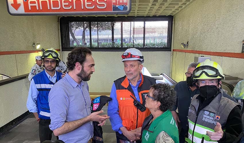 Metro Director Guillermo Calderon (center)