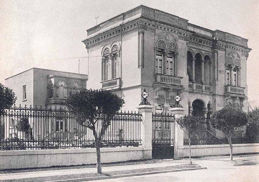 Photo of former mansion on Zacatecas 120, built in Mexico City's Roma neighborhood in 1920. Now it's a university