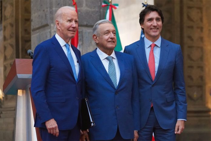 President López Obrador poses with U.S. President Joe Biden and Canadian Prime Minister Justin Trudeau.