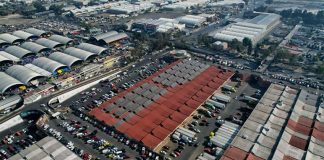 Though some solar panels have been mounted, plenty of open space remains above the Central de Abastos in Mexico City.