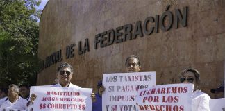 Taxi drivers protest outside the tribunal in Cancún on Wednesday.