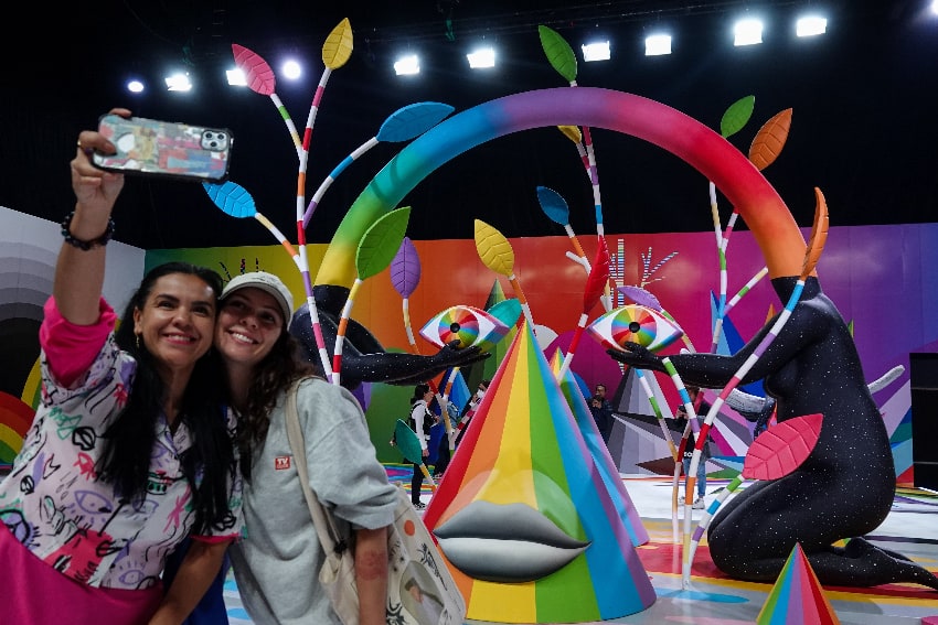 El artista pop surrealista Okuda San Miguel trae arte inmersivo a la CDMX