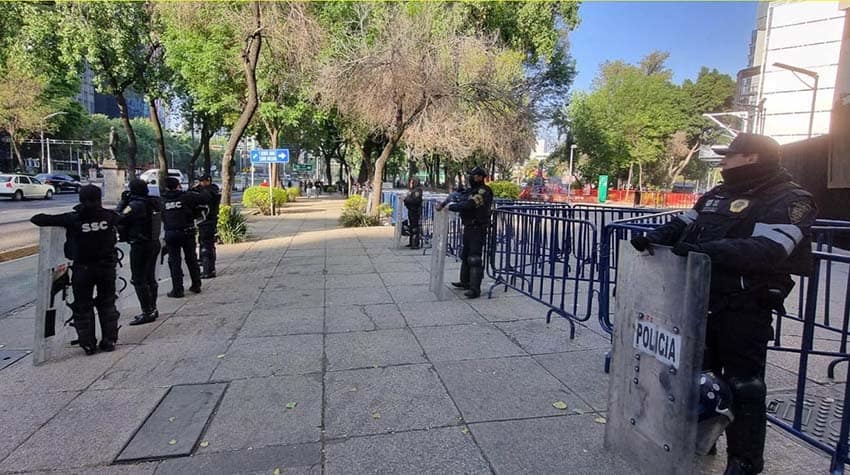 Louis Pasteur Plaza in Mexico City guarded by city police