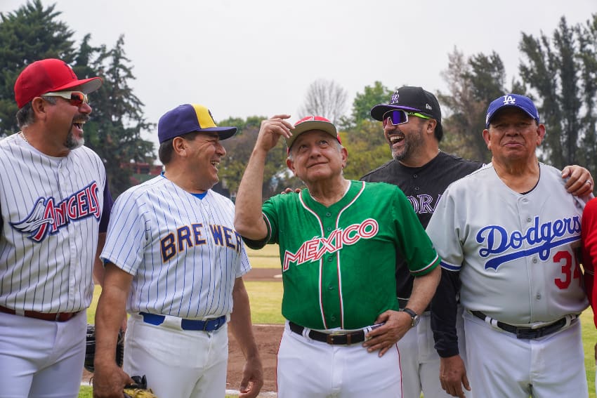 AMLO with baseball players