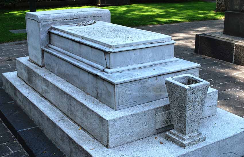 Angela Peralta's tomb in Mexico City