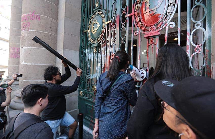 Transgender rights protest at Mexico City Chamber of Deputies