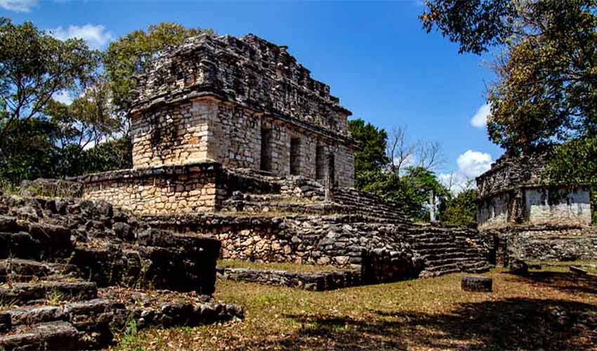 A view of the Yaxchilán archeological site.