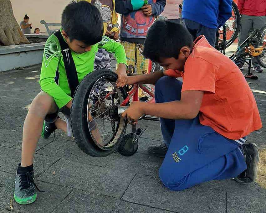 Senderos de México bike repair workshop in Jalisco