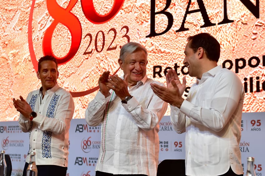 AMLO at banking convention in Mérida