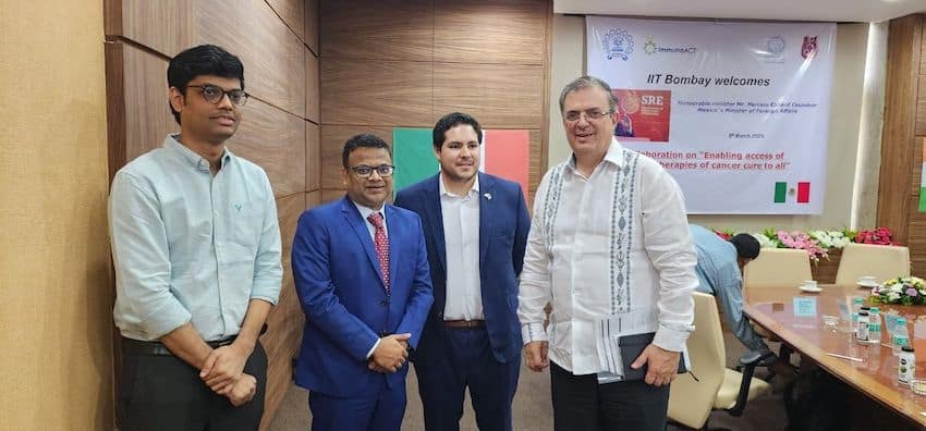 Marcelo Ebrard visits a cancer research facility in India