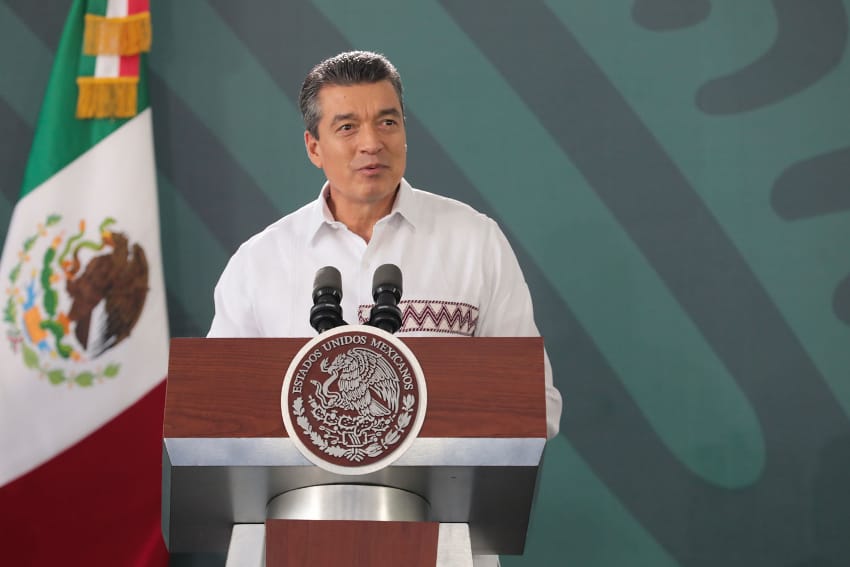 Chiapas governor at morning press conference