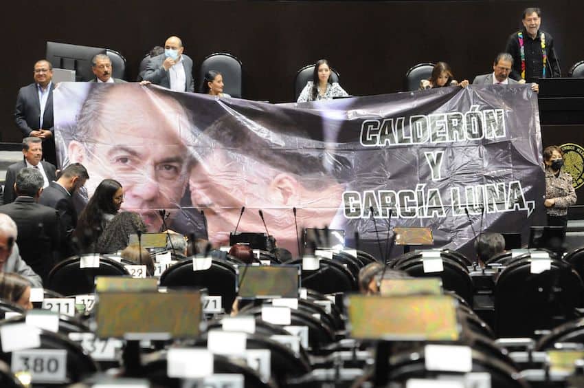 A banner is displayed in the Chamber of Deputies, accusing Calderon of collusion with the Sinaloa Cartel.