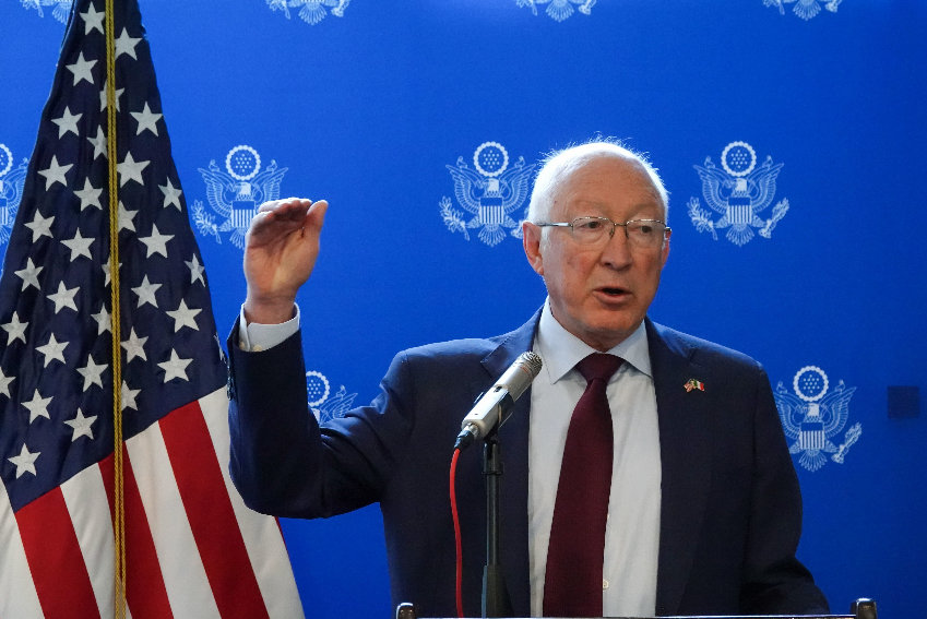 US ambassador Ken Salazar, who announced the export ban on Michoacán avocados, at a press conference