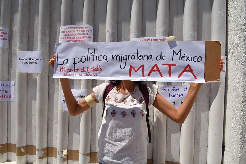 A woman protests the INM at a migration station in Comitán de Domínguez in Chiapas.