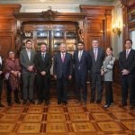 AMLO and ministers with Tesla technicians and executives