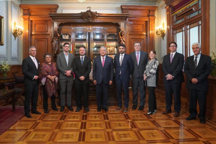 AMLO and ministers with Tesla technicians and executives
