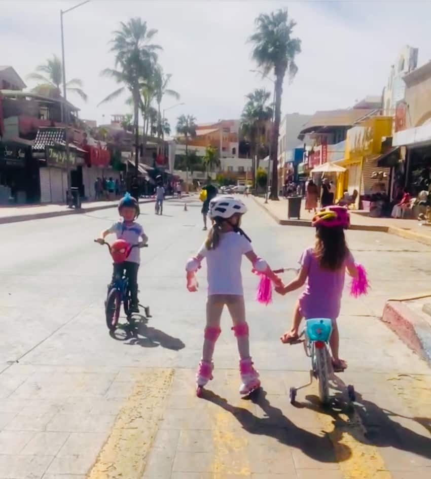 Kids on the ciclovía recreativa in Cabo 
