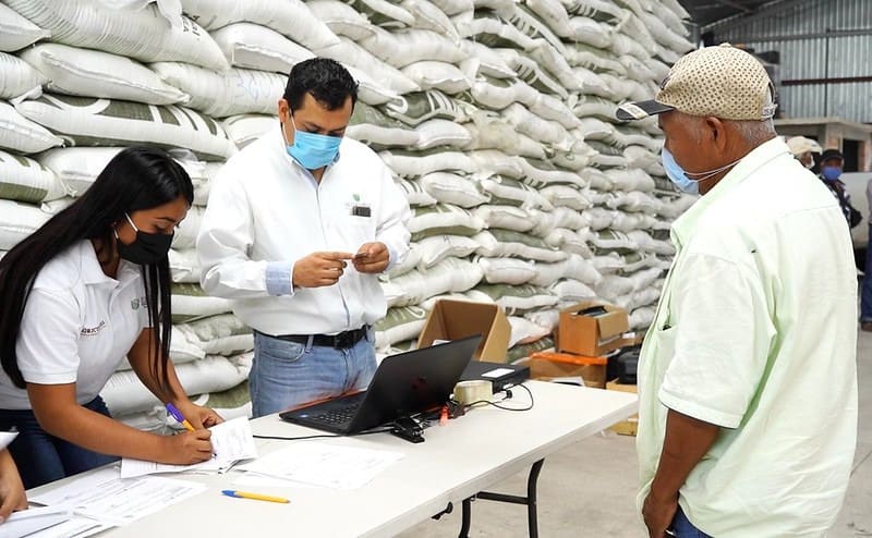 Segalmex workers at a warehouse