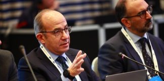 Calderón speaks at a conference