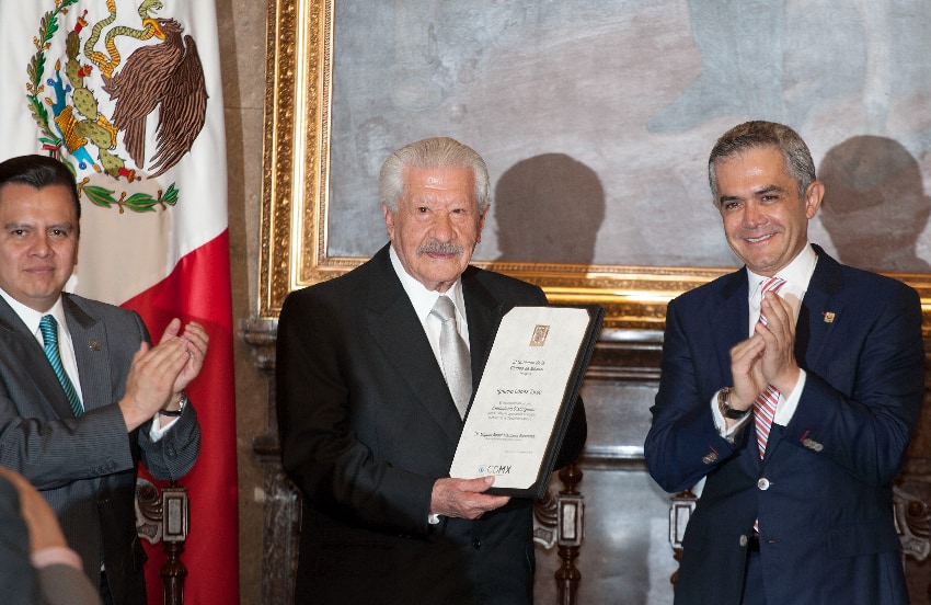 Ignacio López Tarso receives an award
