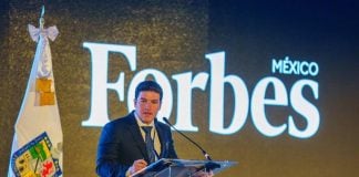 Samuel García at Forbes México event