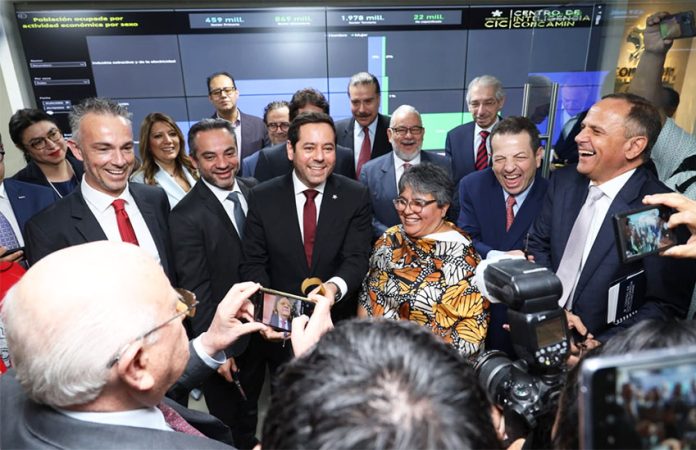 Concamin president José Abugaber (center left) and Economy Minister Raquel Buenrostro (center right) at the opening of the new CIC industry center in Mexico City.
