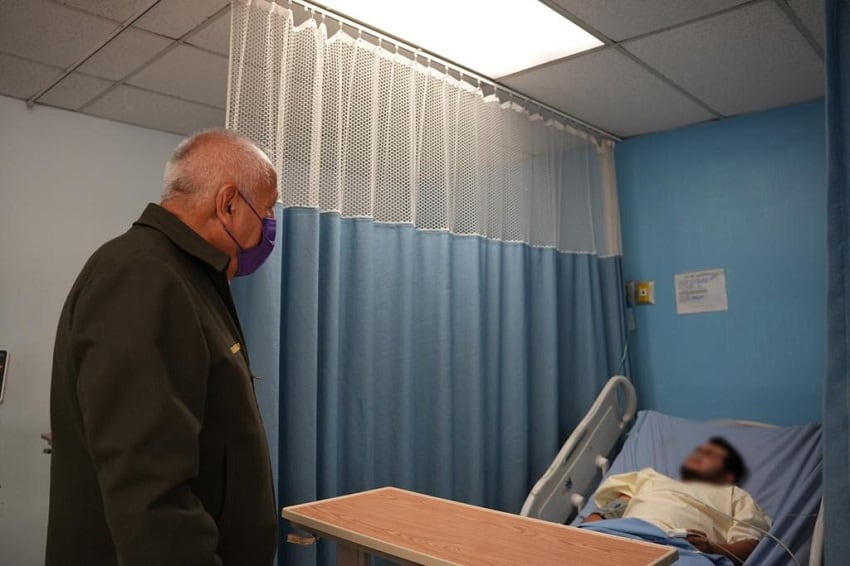 INM Commissioner Fernando Garduño Yáñez visits a victim of Monday's fire in a Ciudad Júarez hospital.