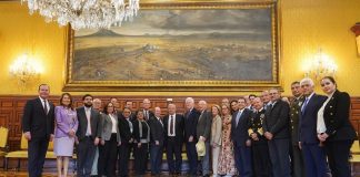 AMLO, Mexican officials, a U.S. delegation, and Ambassador Ken Salazar pose for a photo in the National Palace.