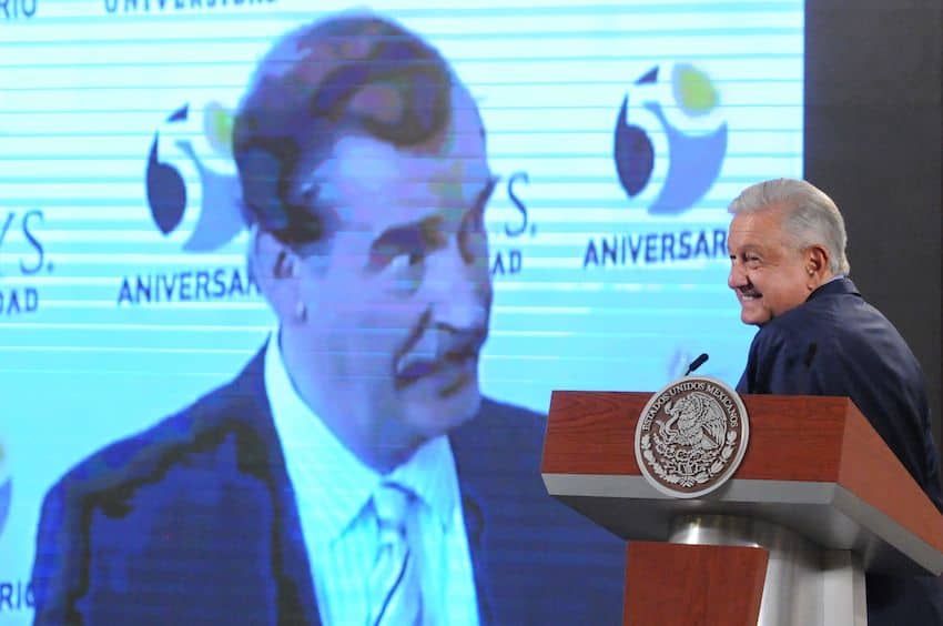AMLO shows a video of ex-president Fox during an attack in his mañanera