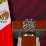 An empty podium at the mañanera