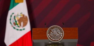 An empty podium at the mañanera