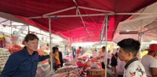 A man shops in a Tiangüis