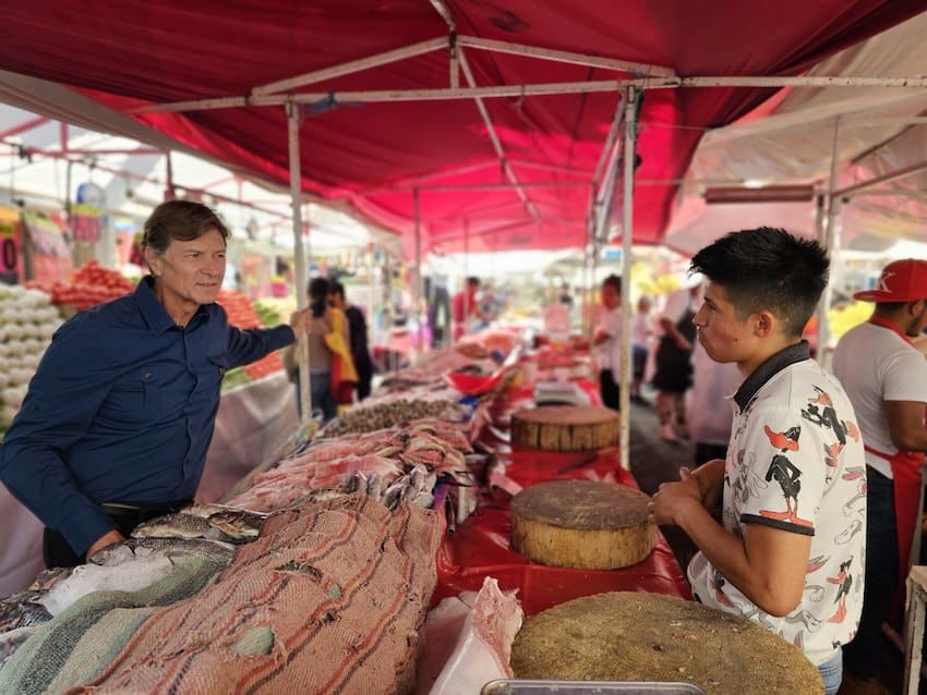 A man shops in a Tiangüis